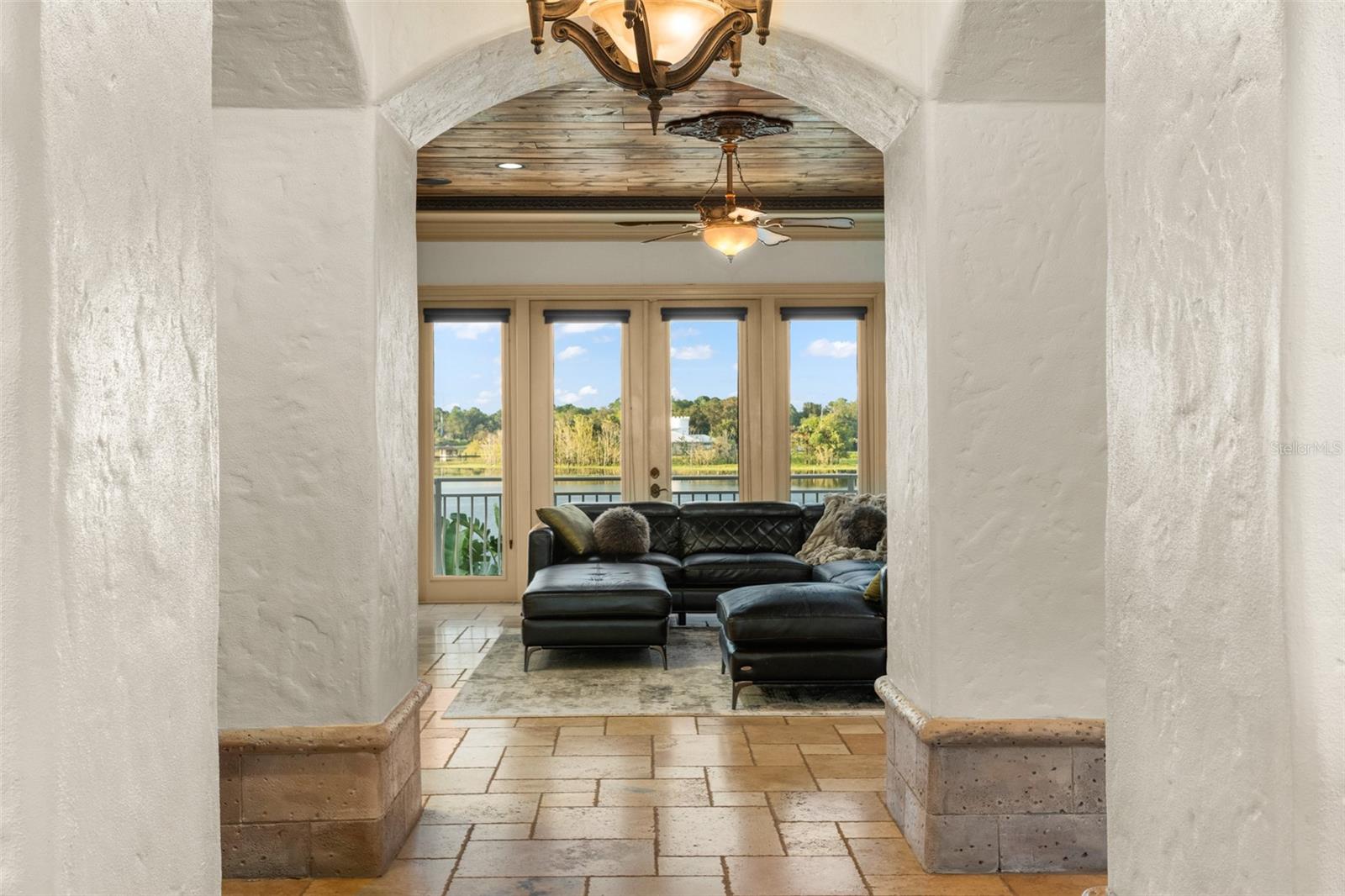 Listing photo id 18 for 2624 Howland Boulevard