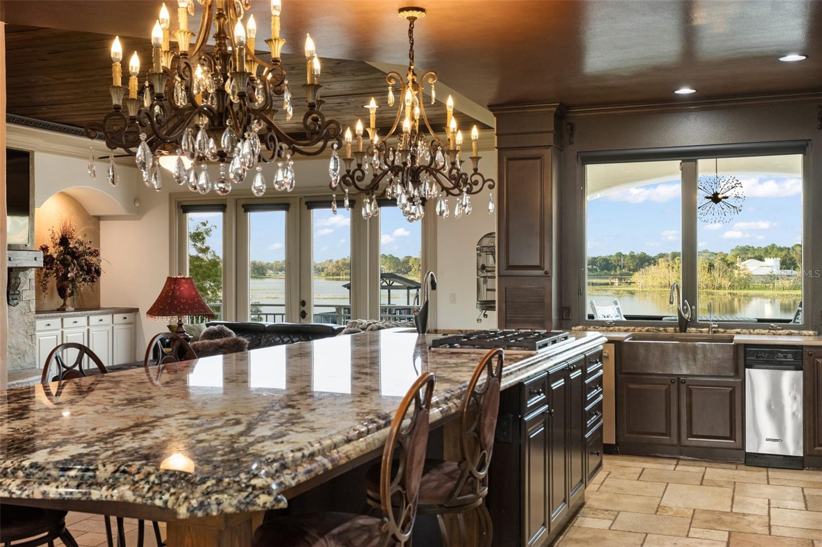 Listing photo id 24 for 2624 Howland Boulevard