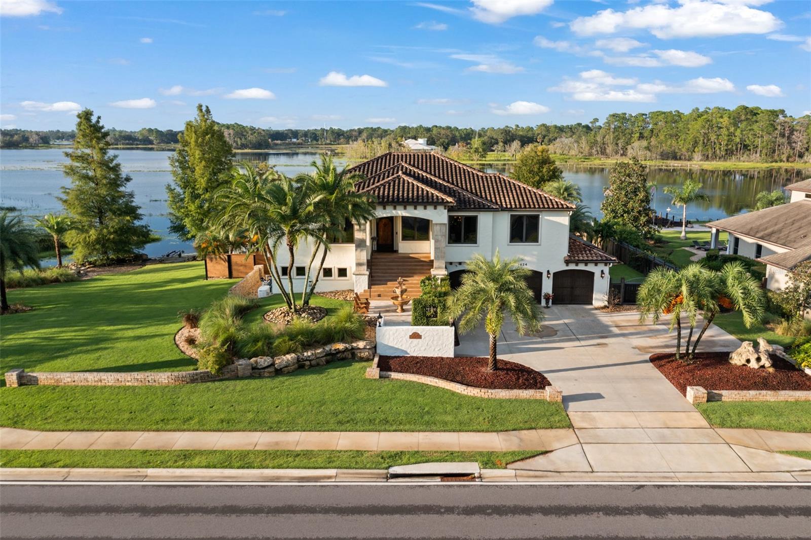 Listing photo id 1 for 2624 Howland Boulevard