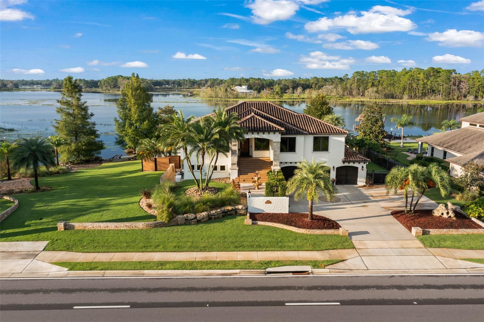 Listing photo id 2 for 2624 Howland Boulevard