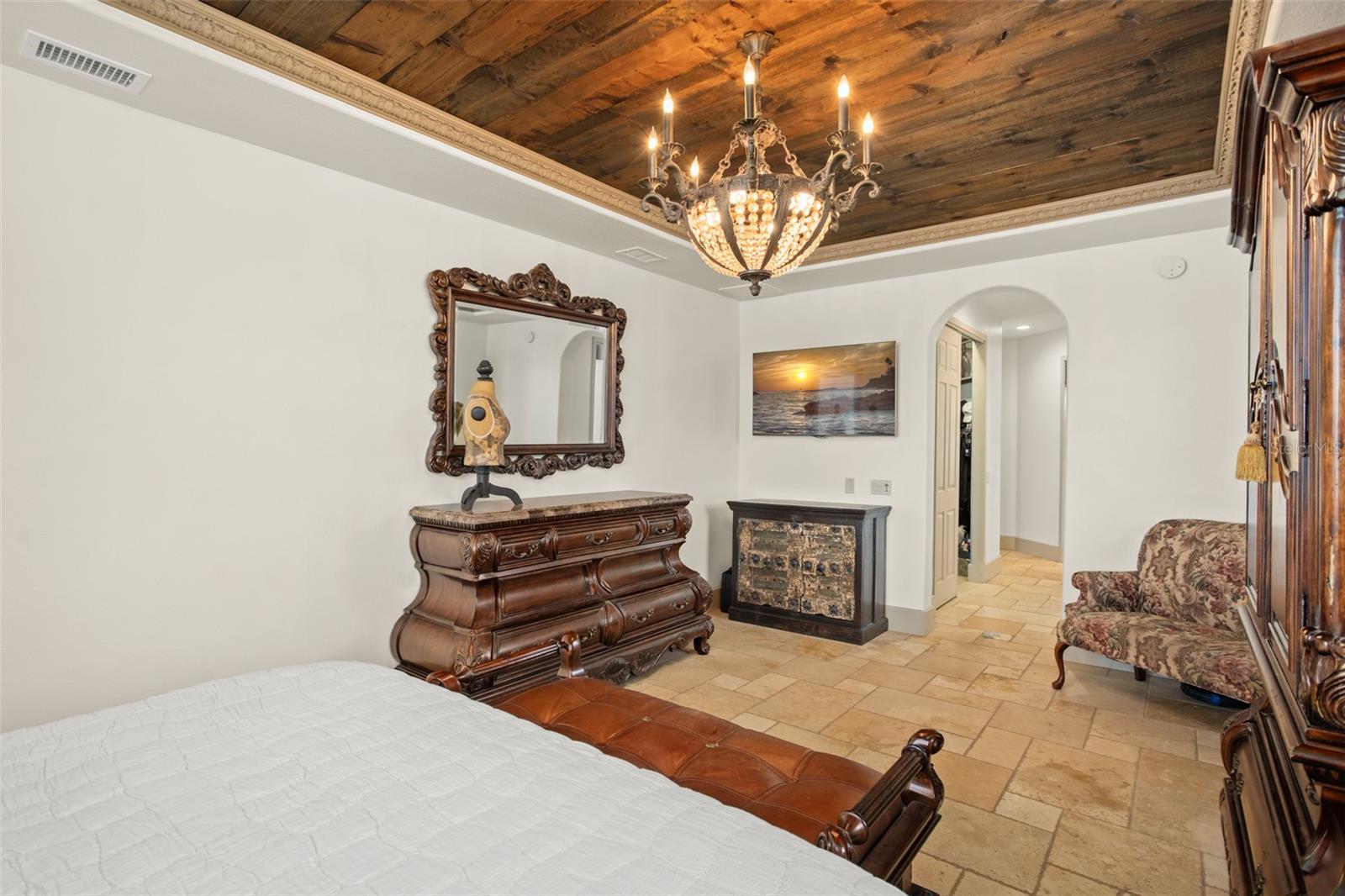 Listing photo id 39 for 2624 Howland Boulevard