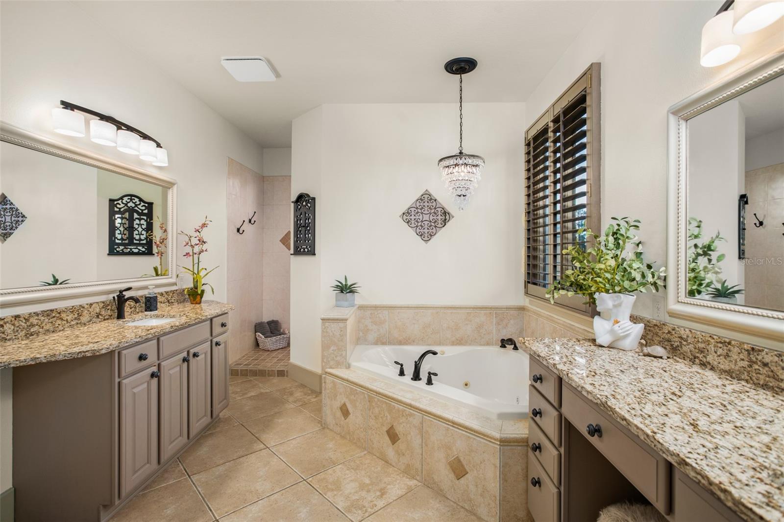 Listing photo id 45 for 2624 Howland Boulevard