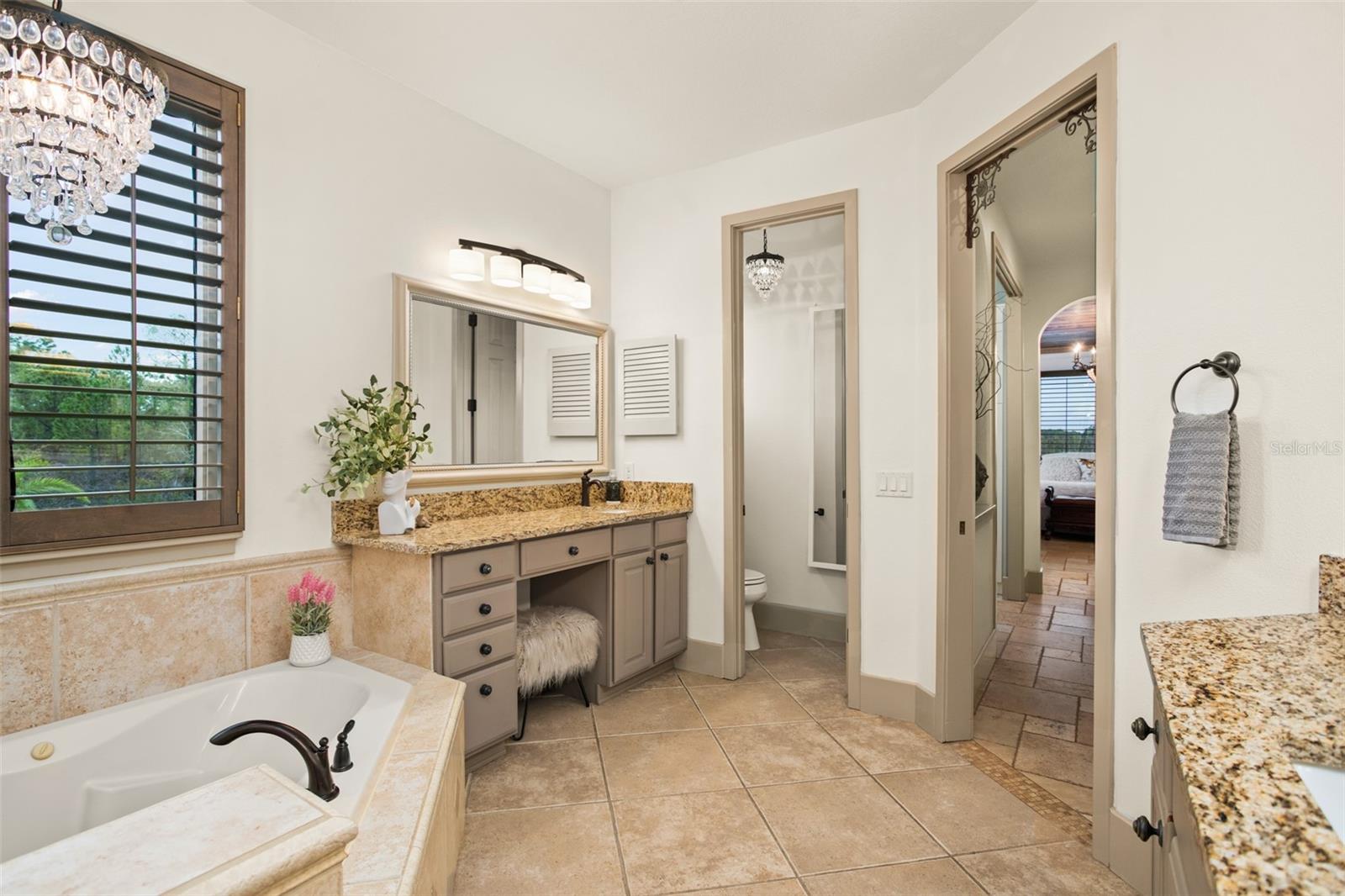 Listing photo id 46 for 2624 Howland Boulevard