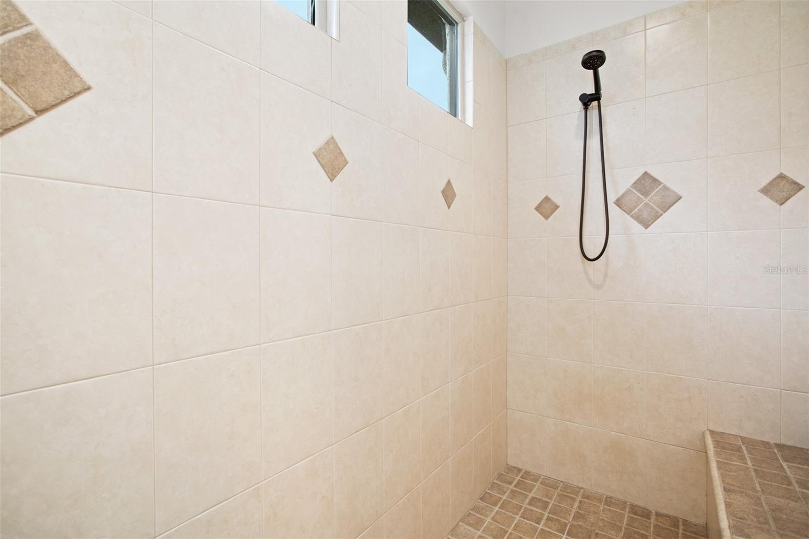 Listing photo id 47 for 2624 Howland Boulevard