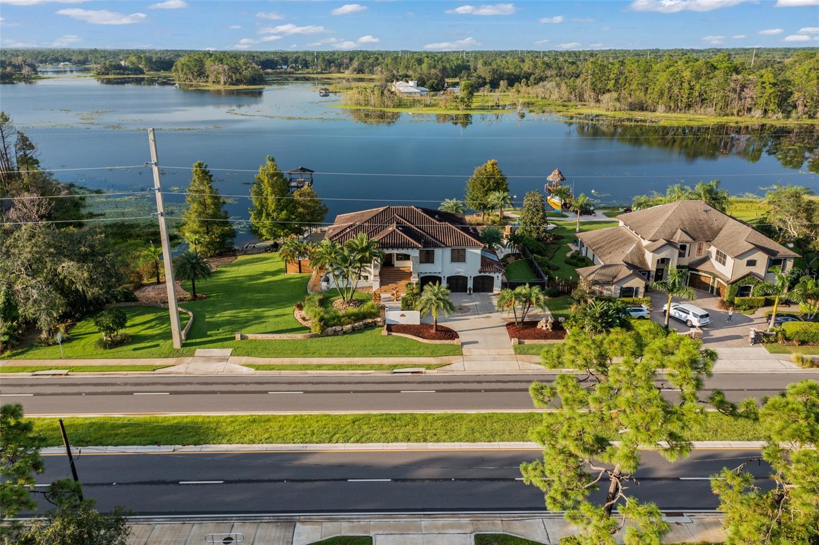 Listing photo id 3 for 2624 Howland Boulevard