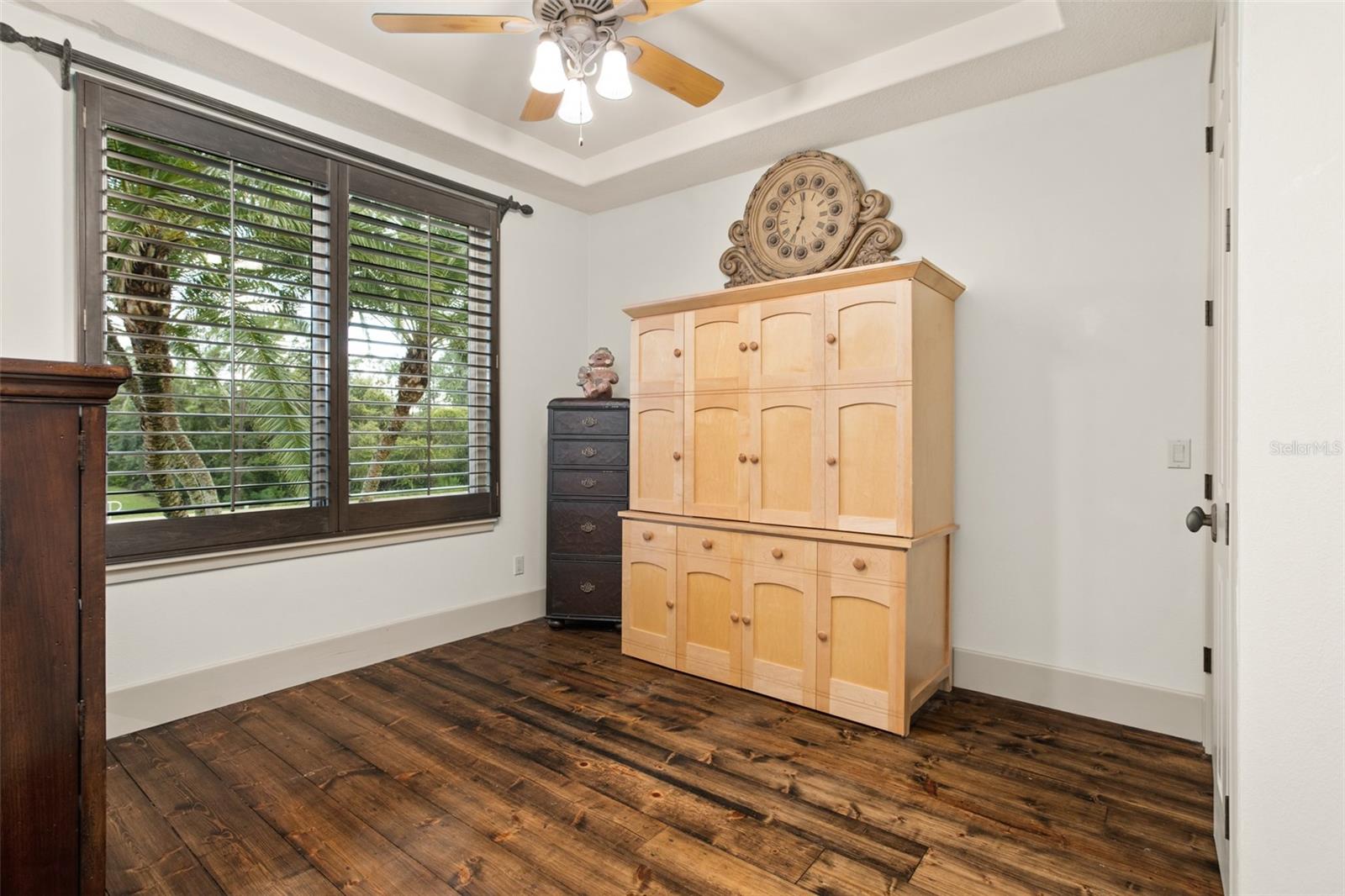 Listing photo id 48 for 2624 Howland Boulevard