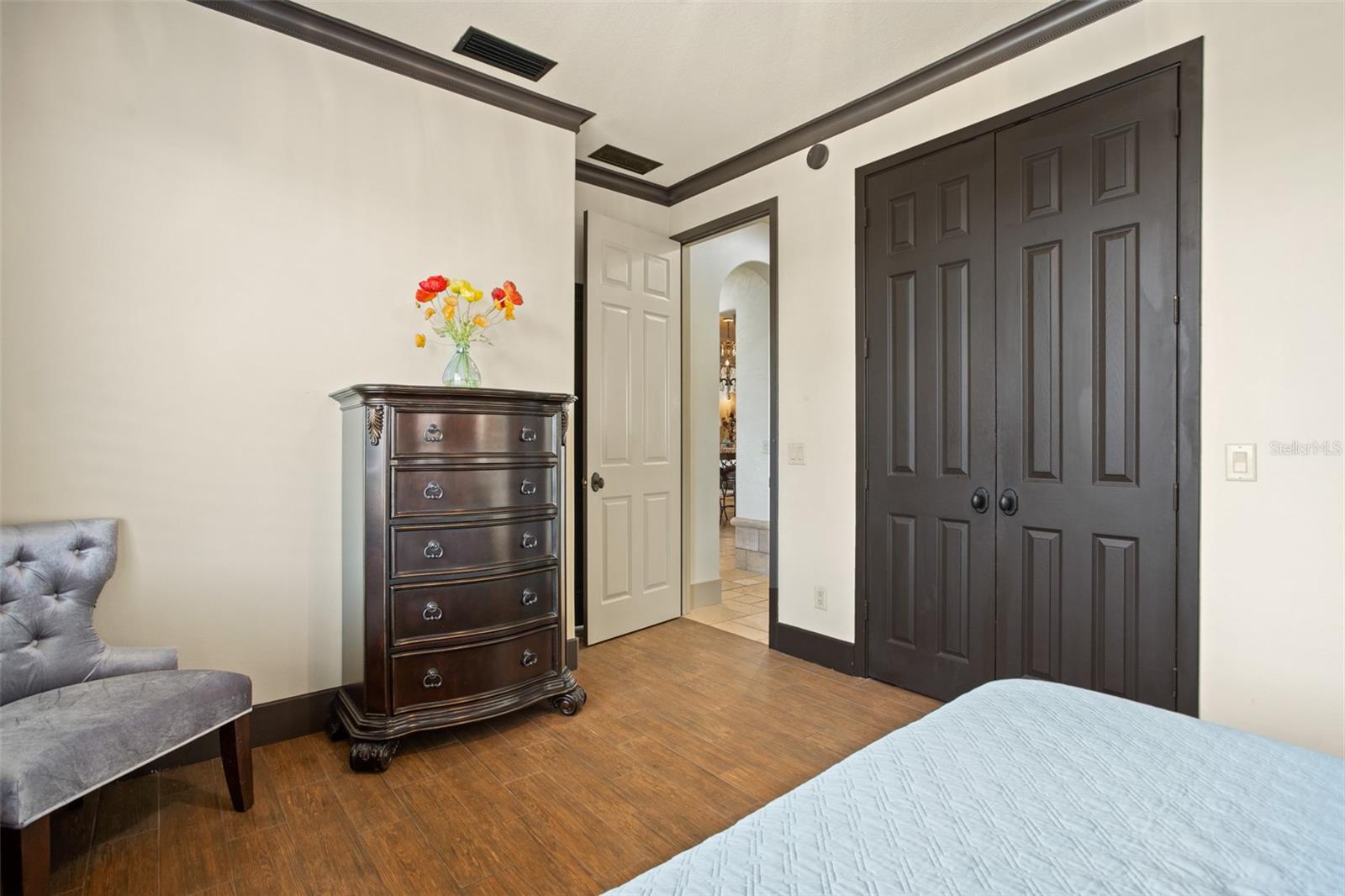 Listing photo id 50 for 2624 Howland Boulevard