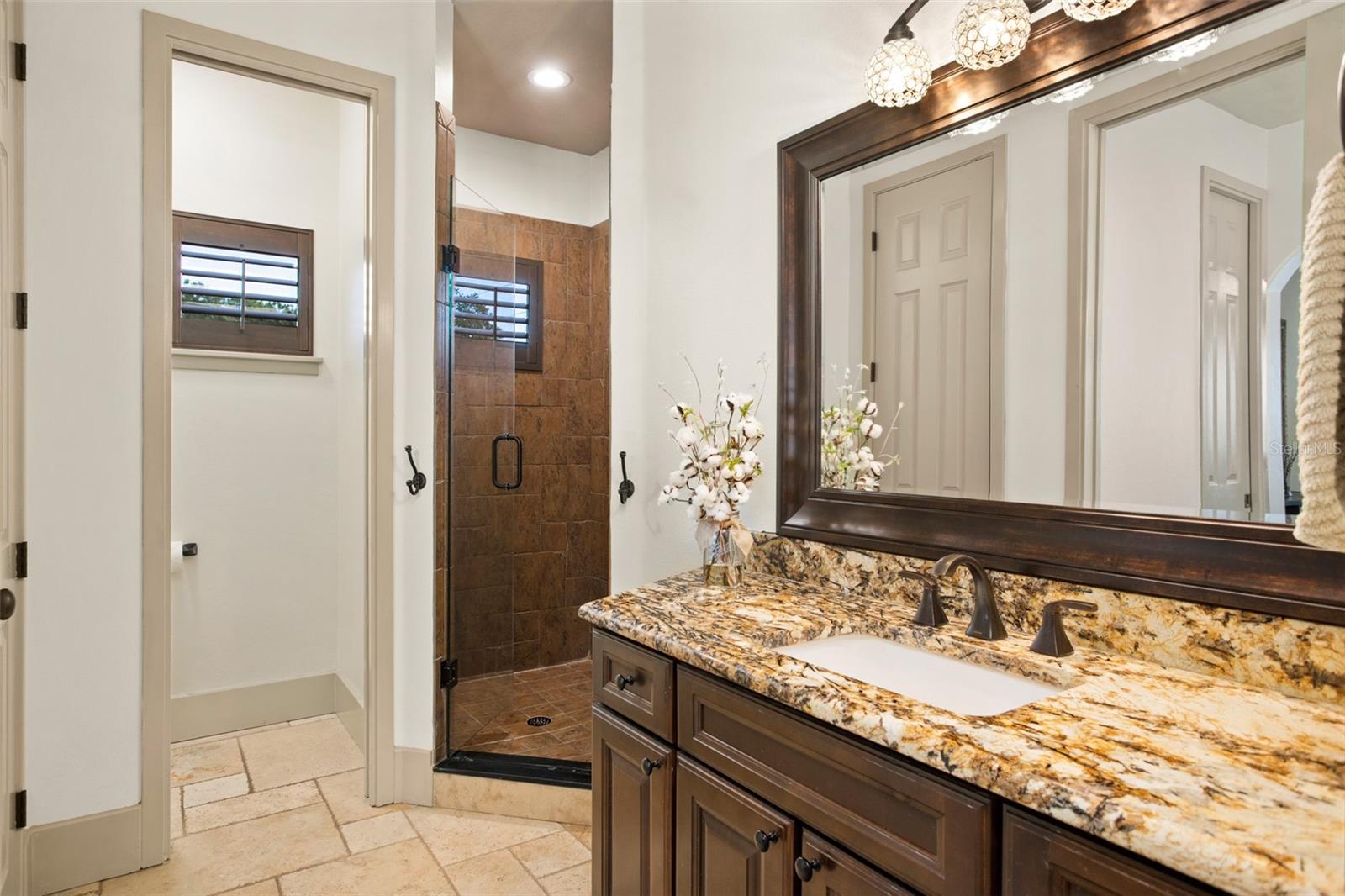 Listing photo id 51 for 2624 Howland Boulevard