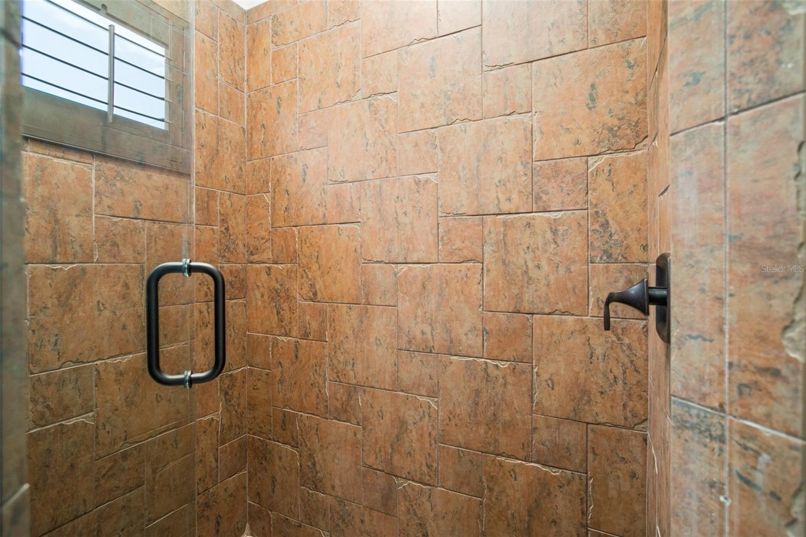 Listing photo id 52 for 2624 Howland Boulevard