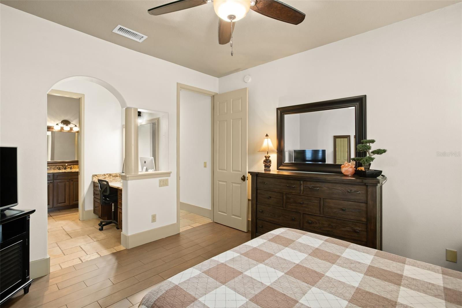 Listing photo id 55 for 2624 Howland Boulevard