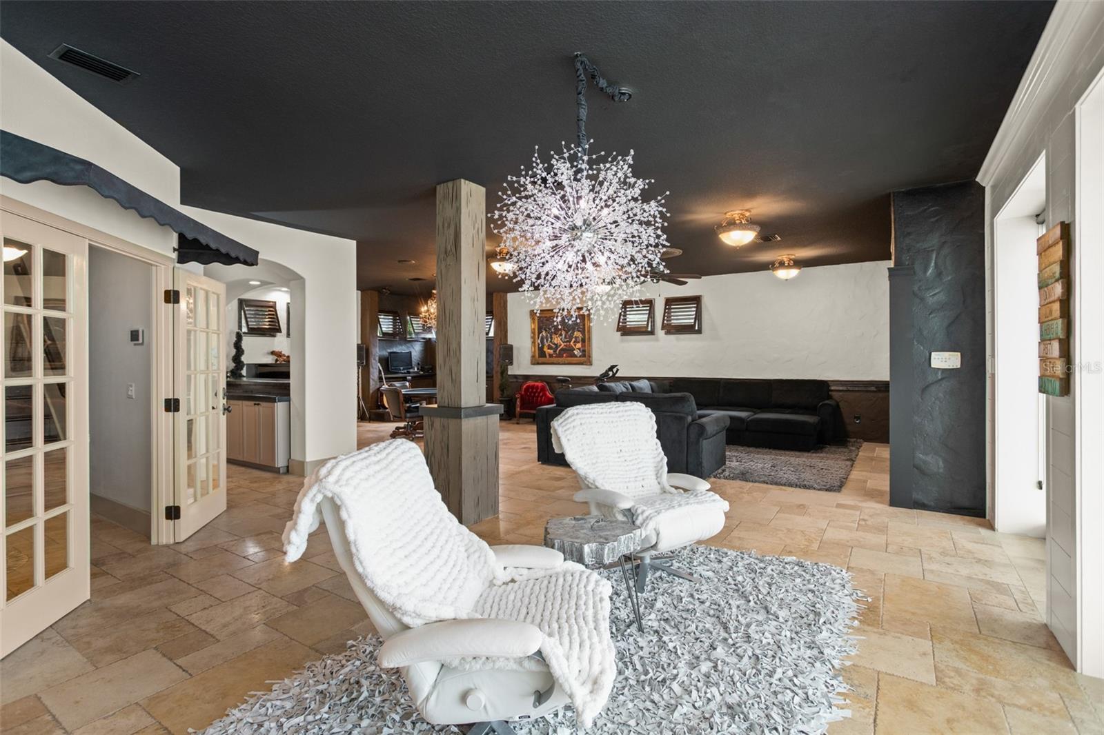 Listing photo id 64 for 2624 Howland Boulevard