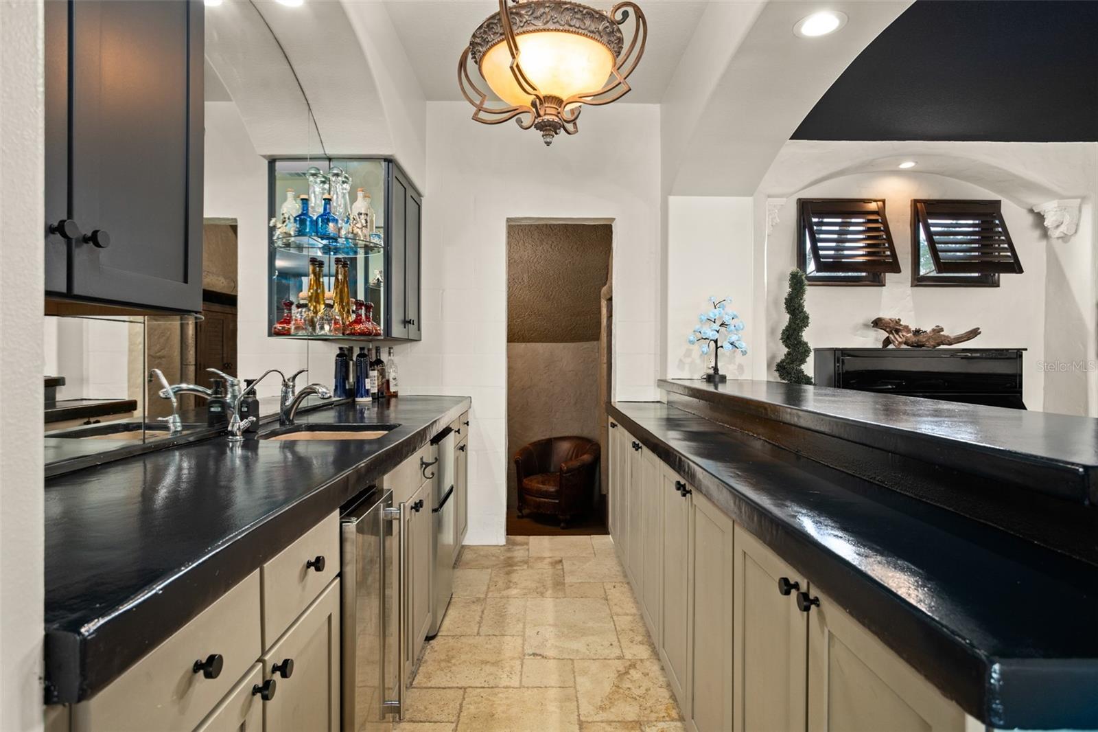 Listing photo id 65 for 2624 Howland Boulevard