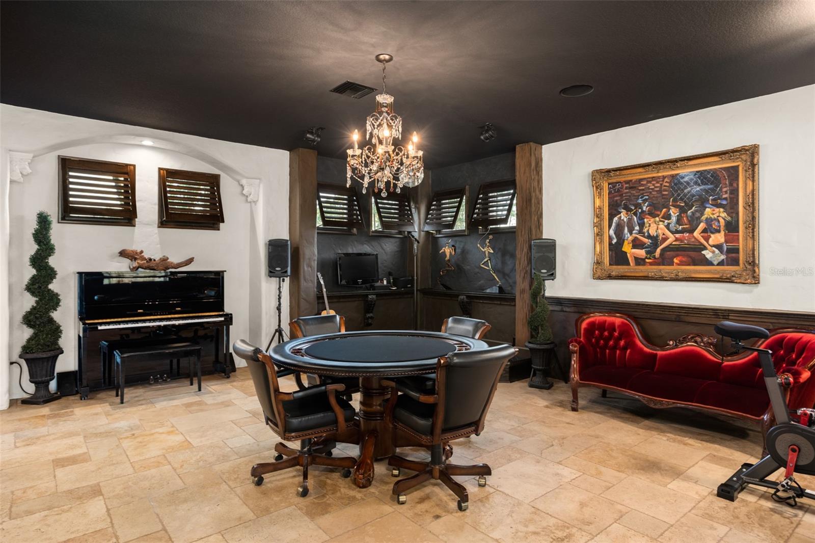 Listing photo id 69 for 2624 Howland Boulevard