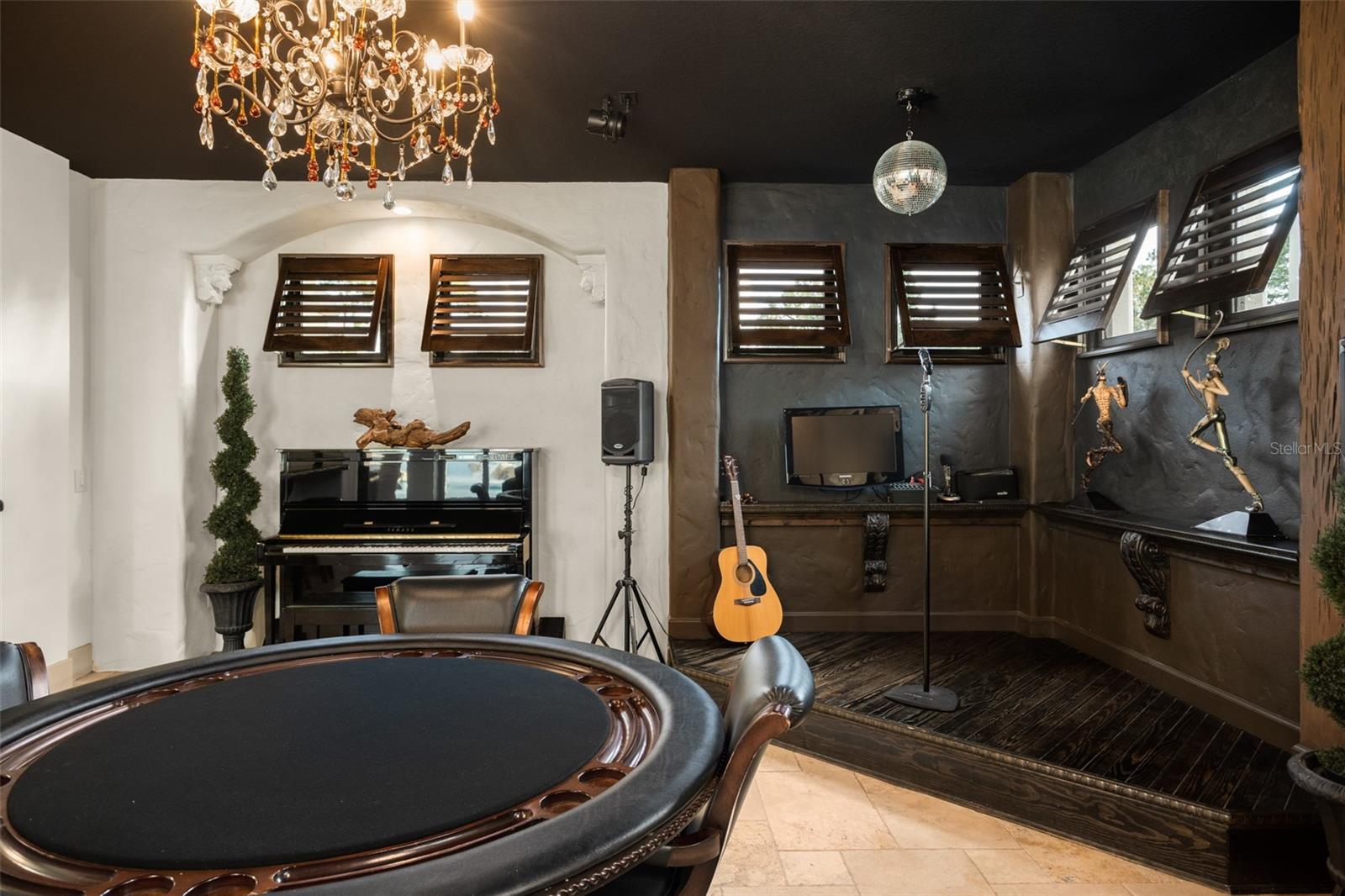 Listing photo id 70 for 2624 Howland Boulevard