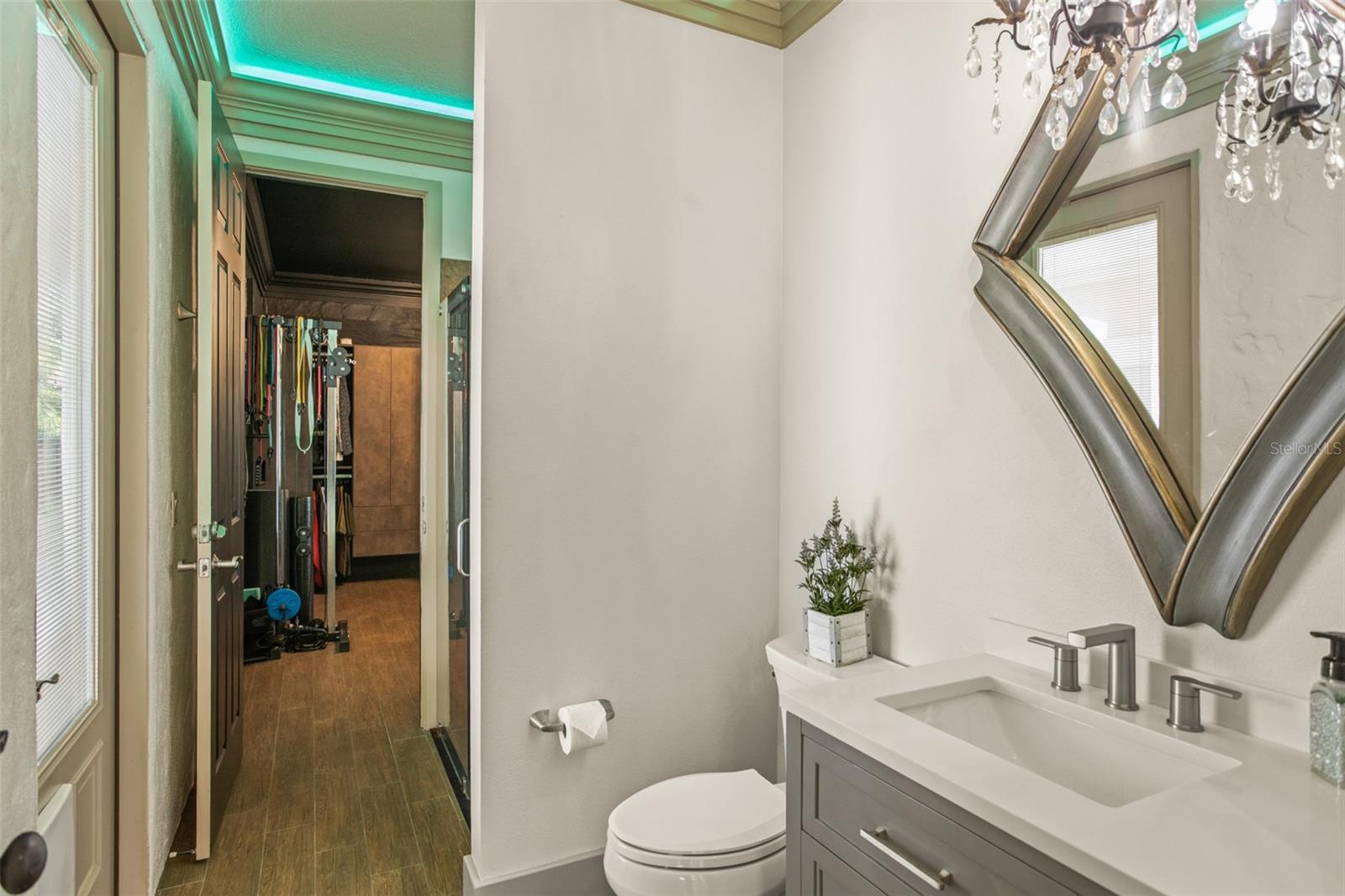 Listing photo id 75 for 2624 Howland Boulevard