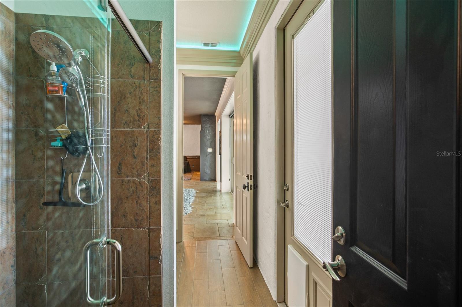 Listing photo id 79 for 2624 Howland Boulevard