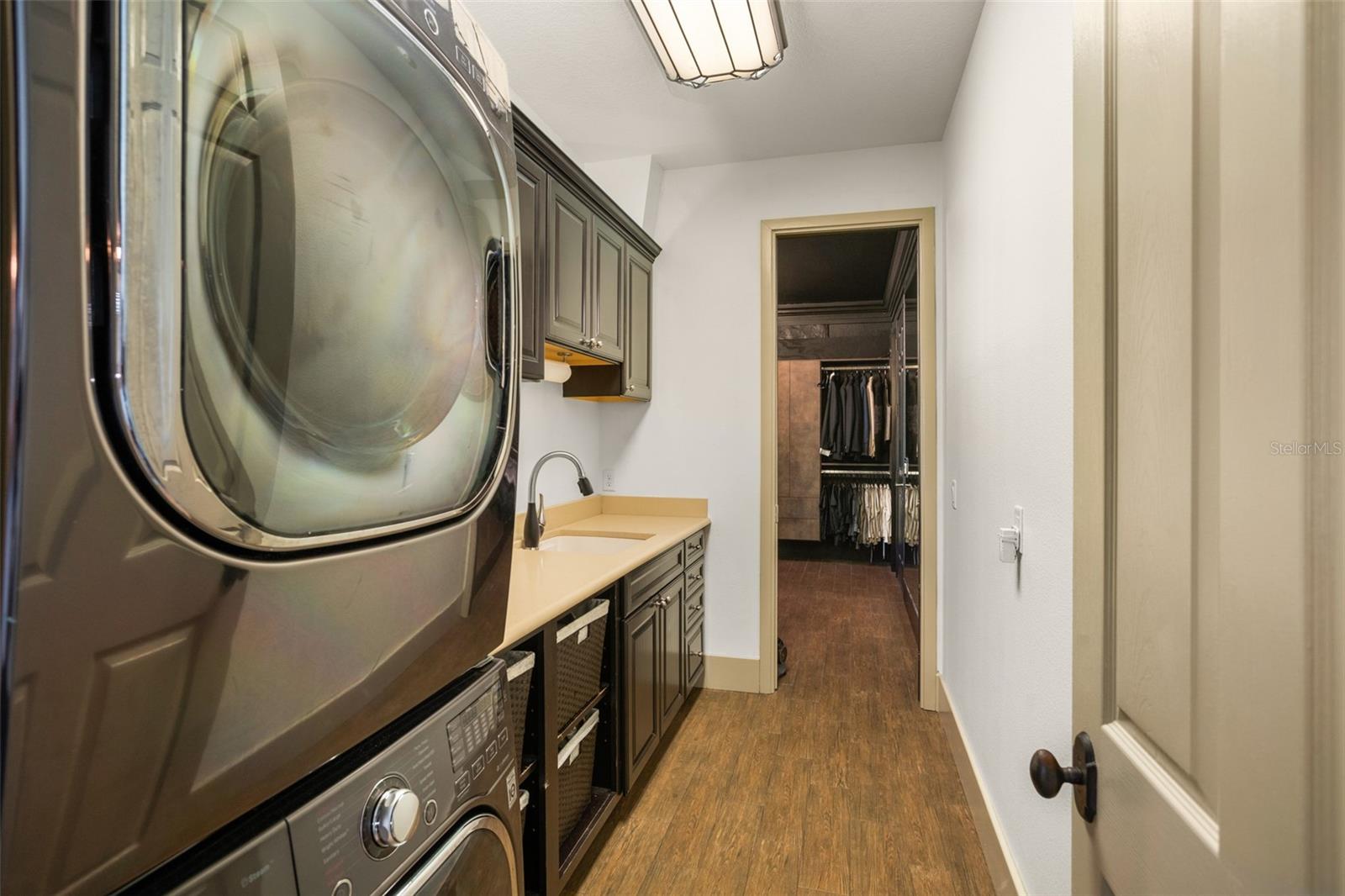 Listing photo id 80 for 2624 Howland Boulevard