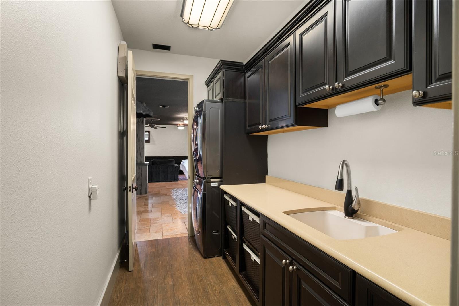 Listing photo id 81 for 2624 Howland Boulevard