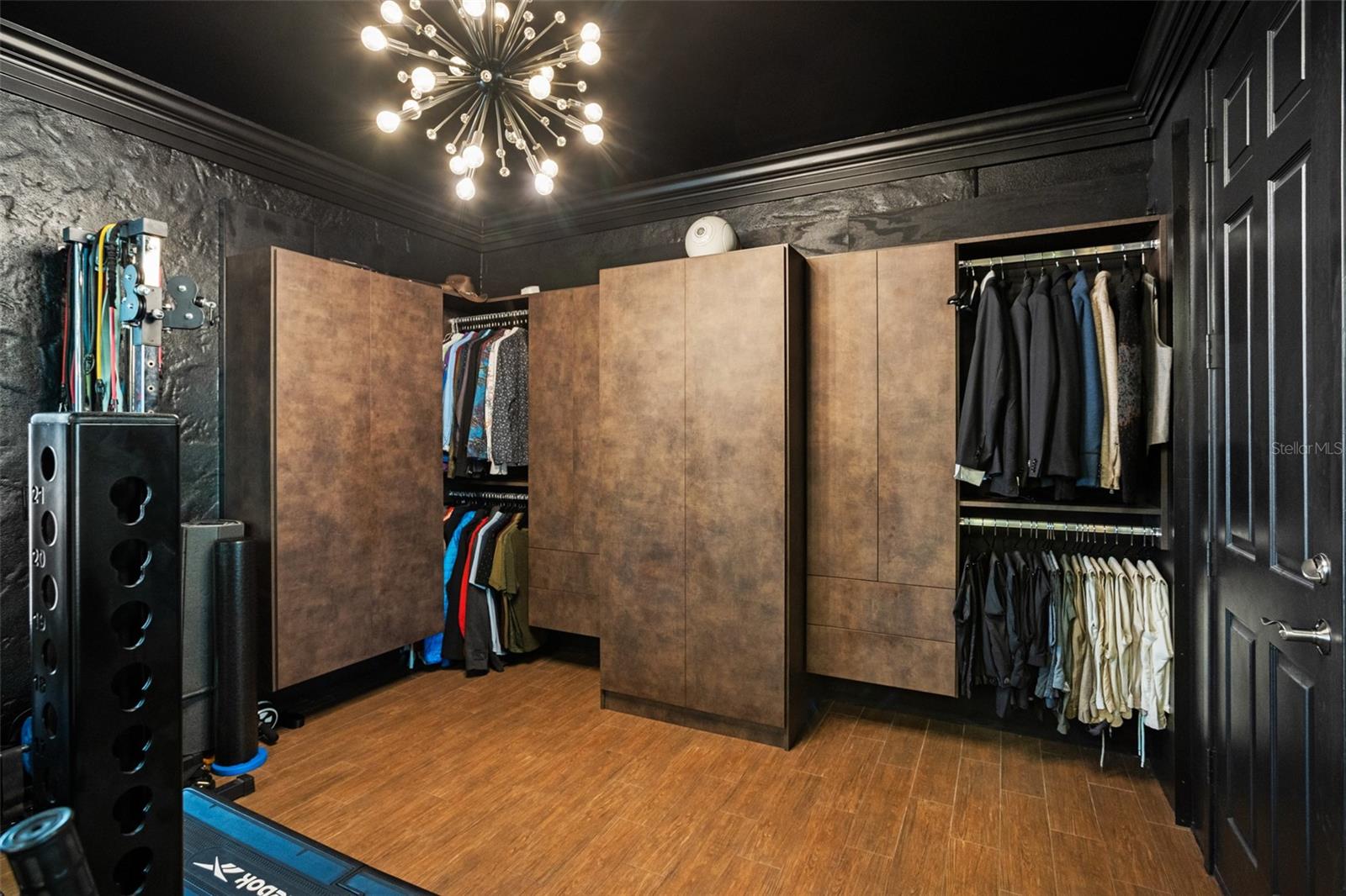 Listing photo id 82 for 2624 Howland Boulevard