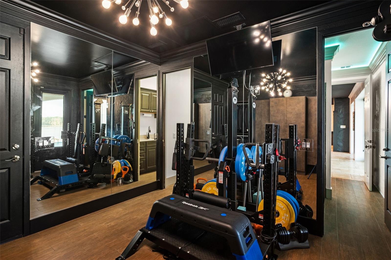 Listing photo id 83 for 2624 Howland Boulevard