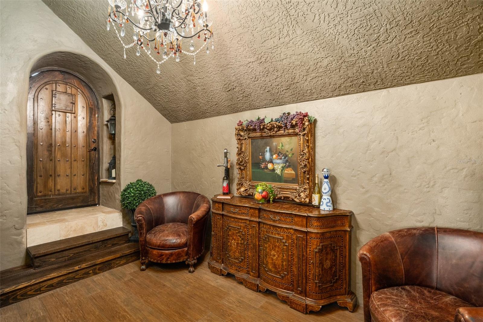 Listing photo id 84 for 2624 Howland Boulevard