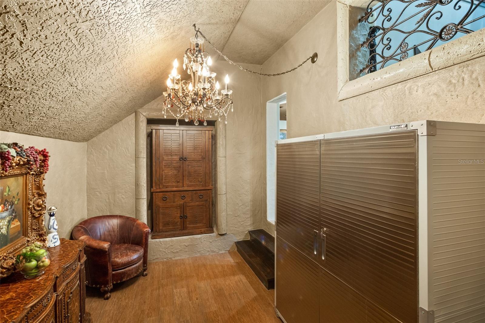 Listing photo id 85 for 2624 Howland Boulevard