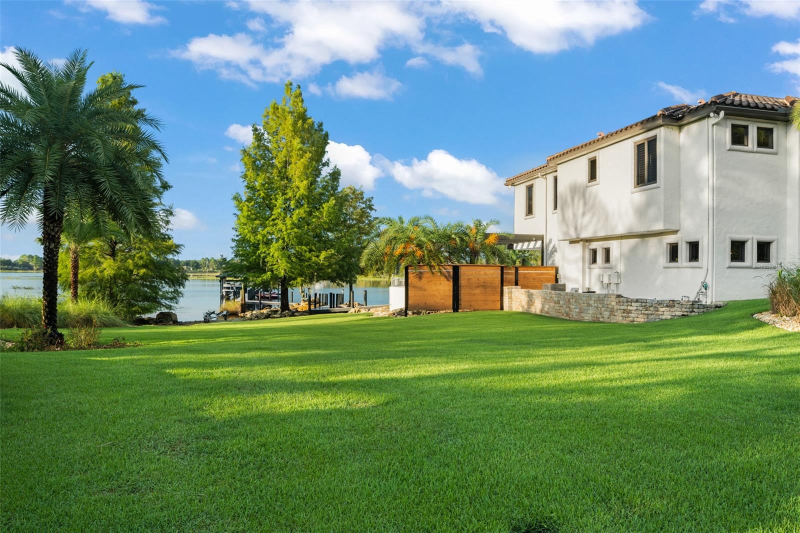 Listing photo id 86 for 2624 Howland Boulevard