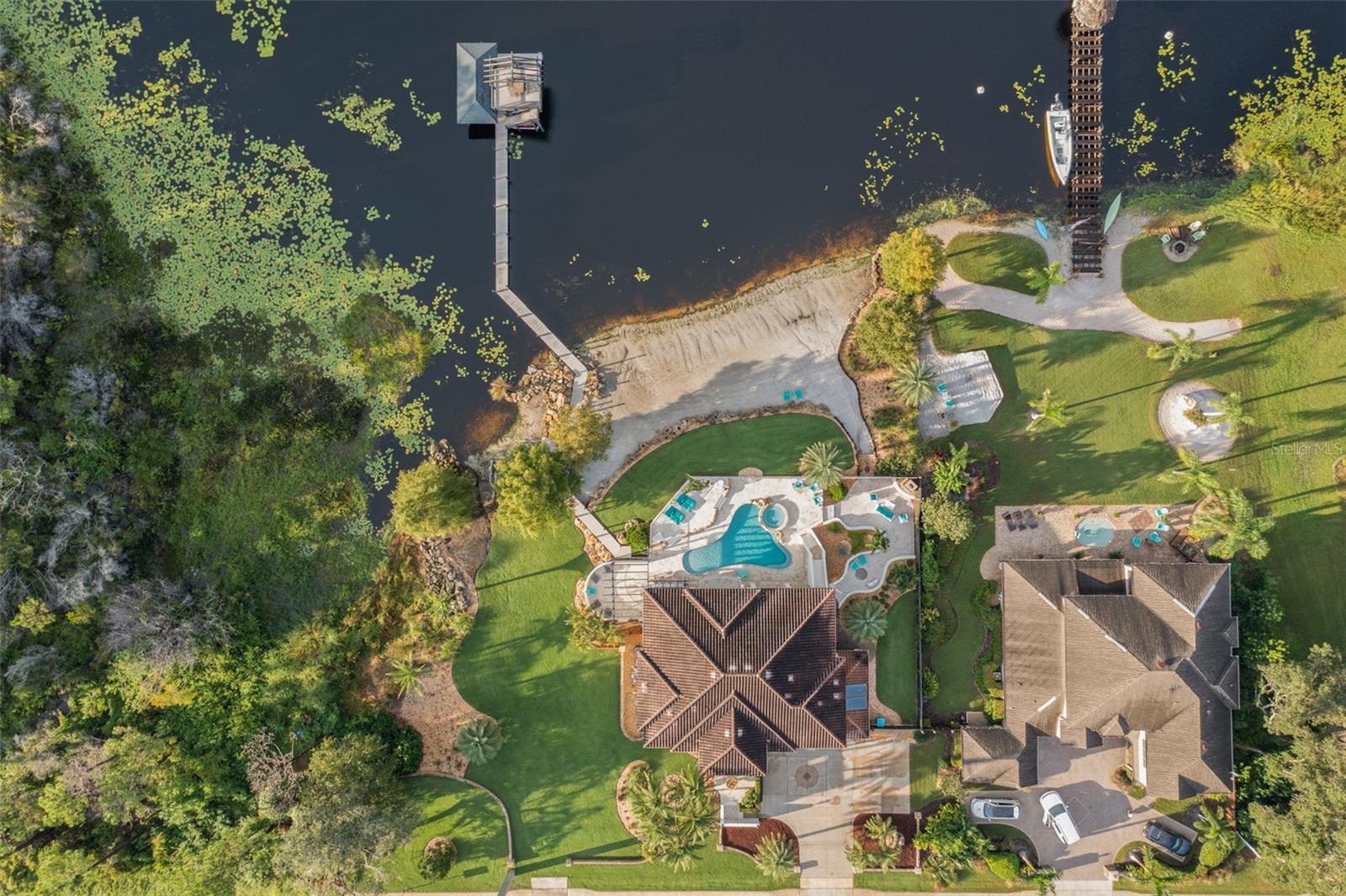 Listing photo id 7 for 2624 Howland Boulevard