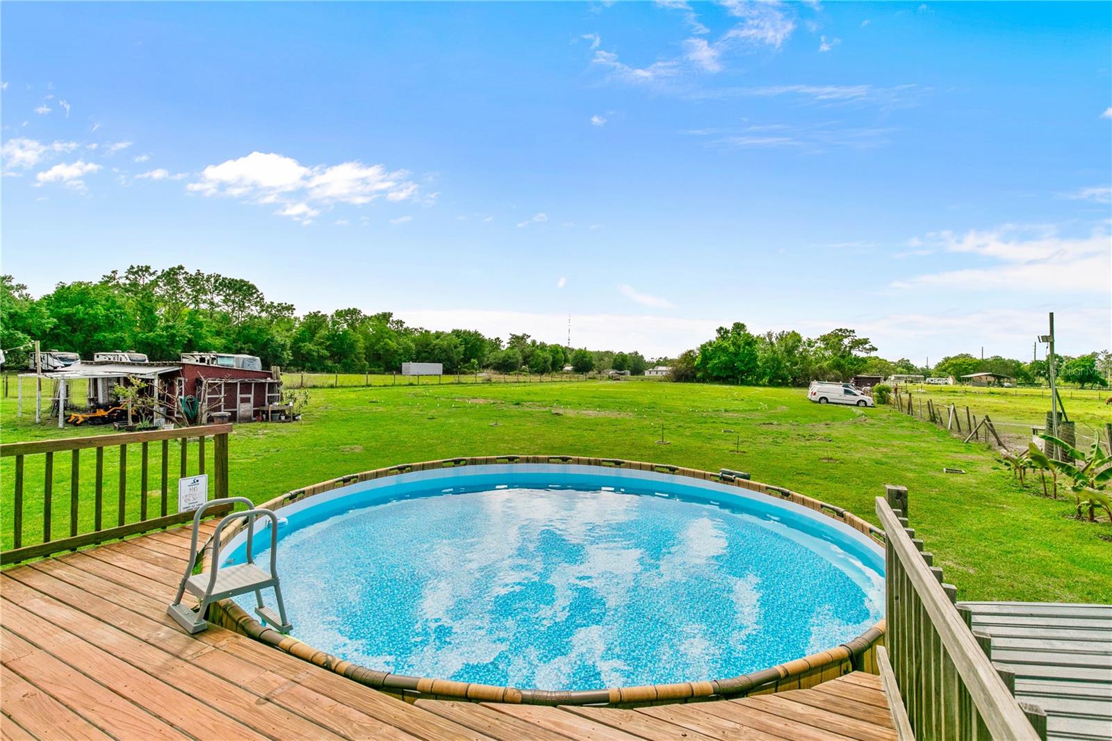 Listing photo id 16 for 3834 Hixon Avenue