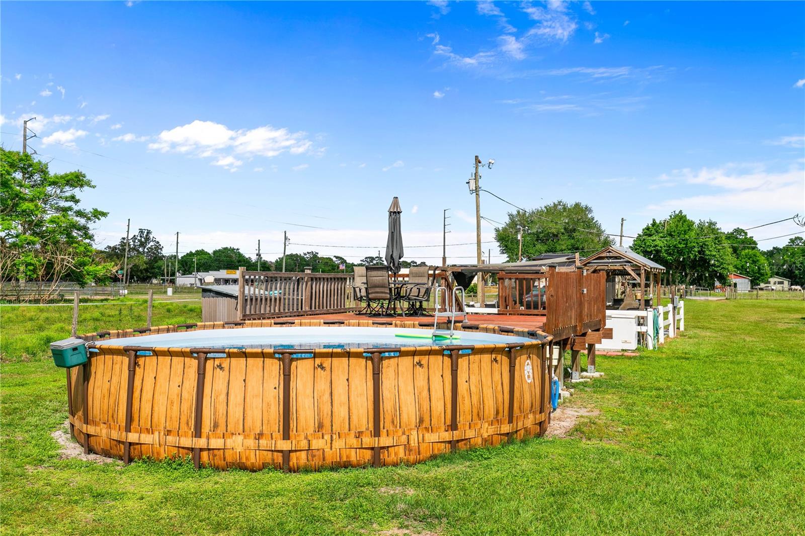 Listing photo id 17 for 3834 Hixon Avenue