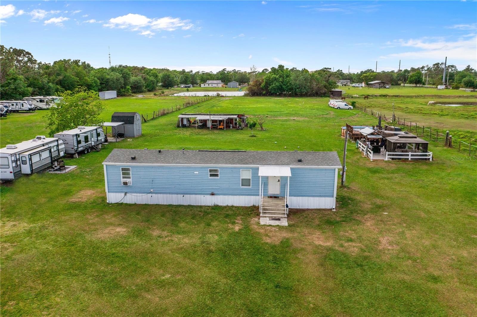 Listing photo id 0 for 3834 Hixon Avenue