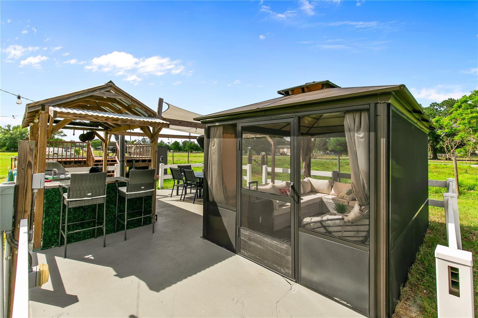 Listing photo id 18 for 3834 Hixon Avenue