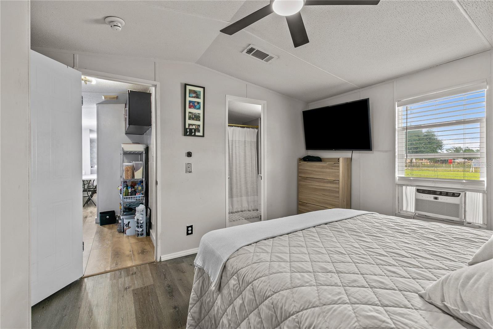 Listing photo id 19 for 3834 Hixon Avenue