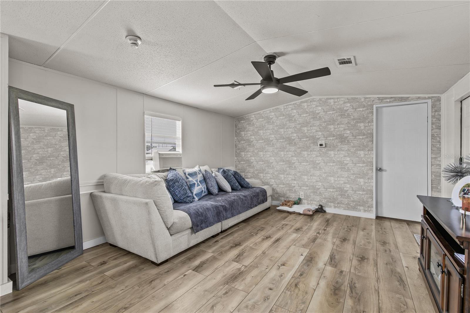 Listing photo id 20 for 3834 Hixon Avenue