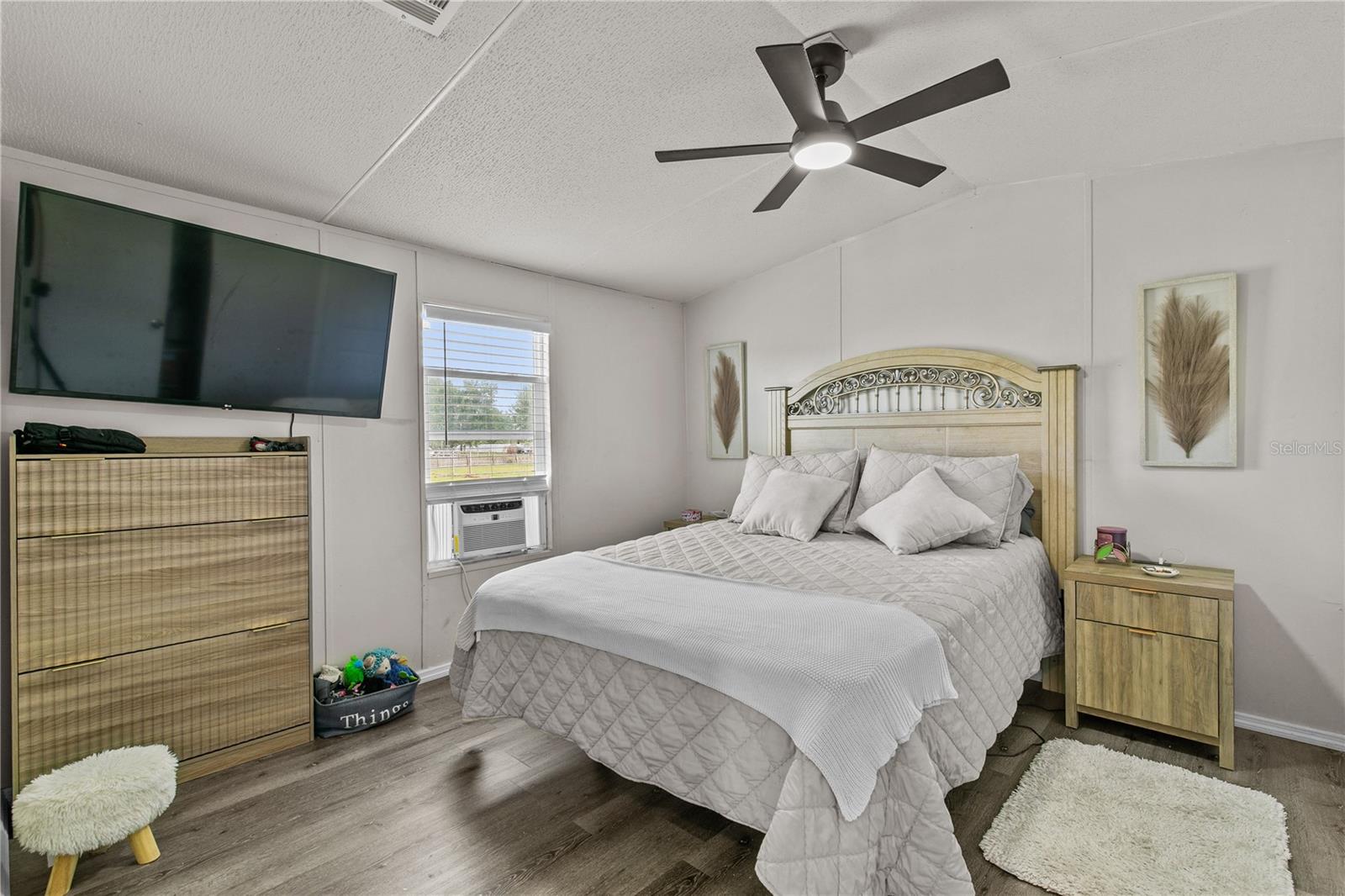 Listing photo id 21 for 3834 Hixon Avenue