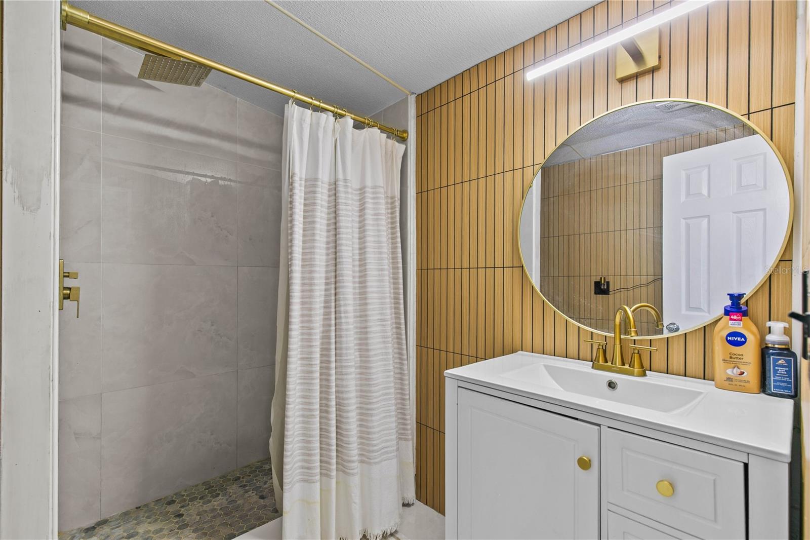 Listing photo id 23 for 3834 Hixon Avenue