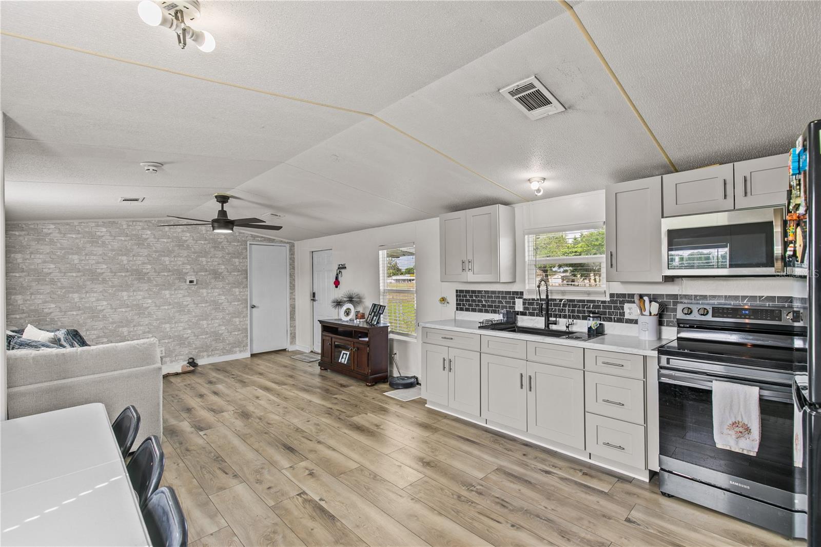 Listing photo id 24 for 3834 Hixon Avenue