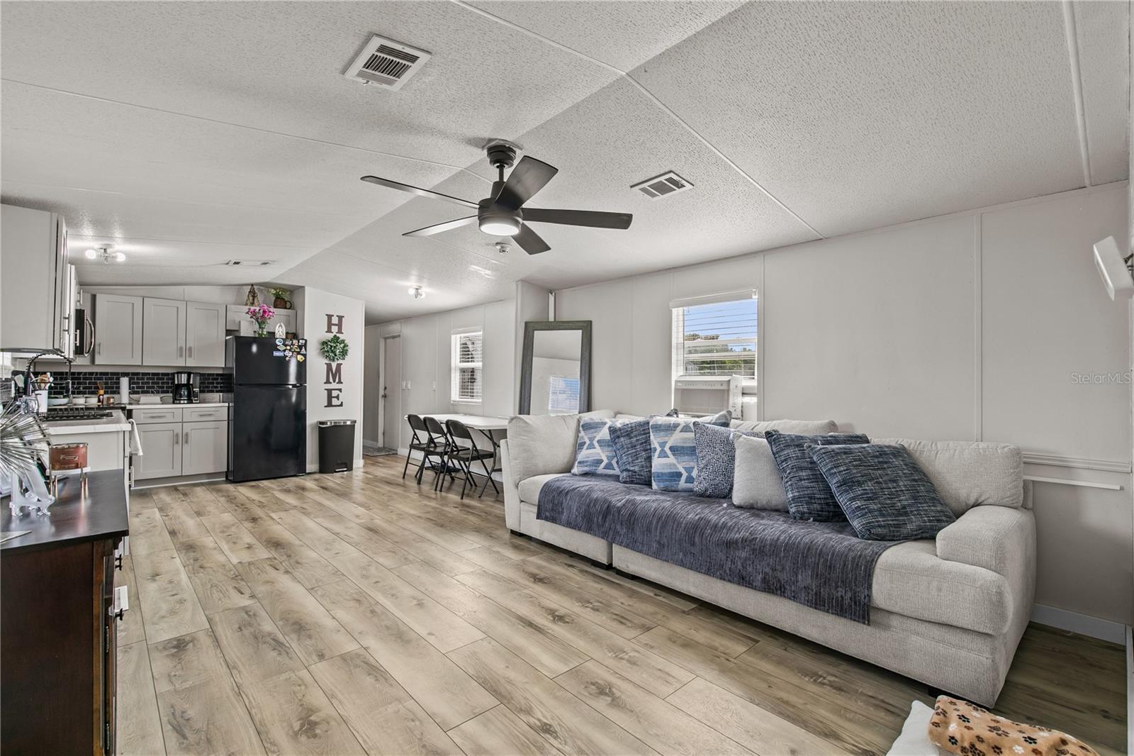 Listing photo id 25 for 3834 Hixon Avenue