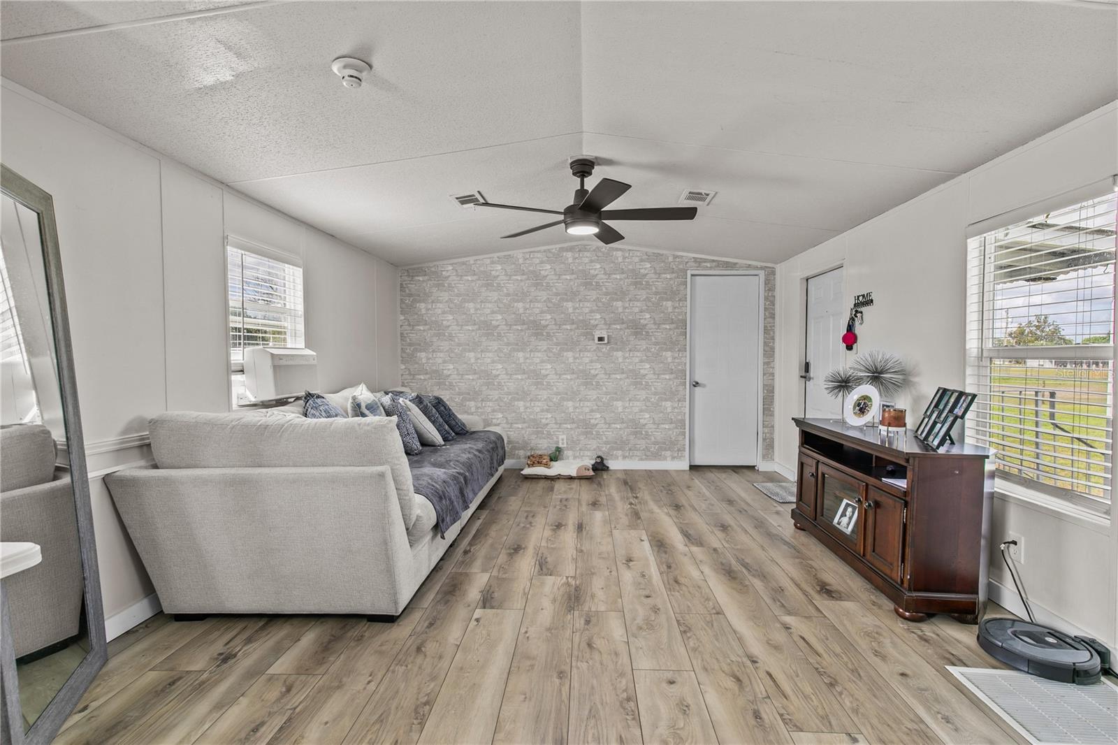 Listing photo id 26 for 3834 Hixon Avenue