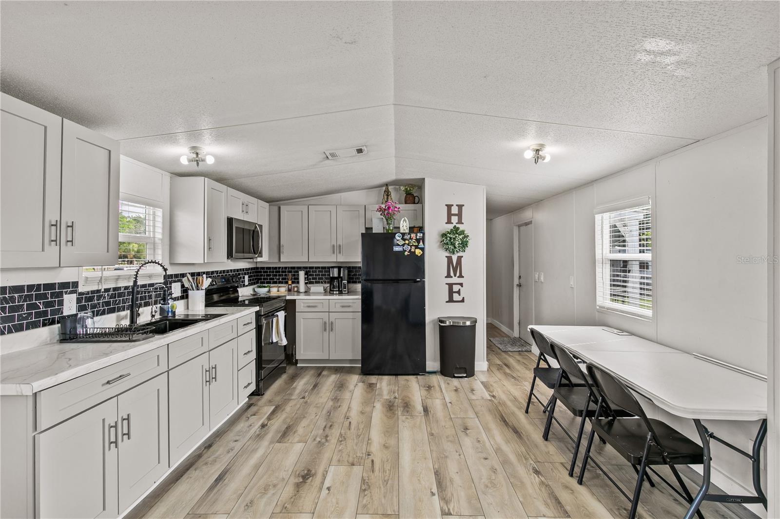 Listing photo id 27 for 3834 Hixon Avenue