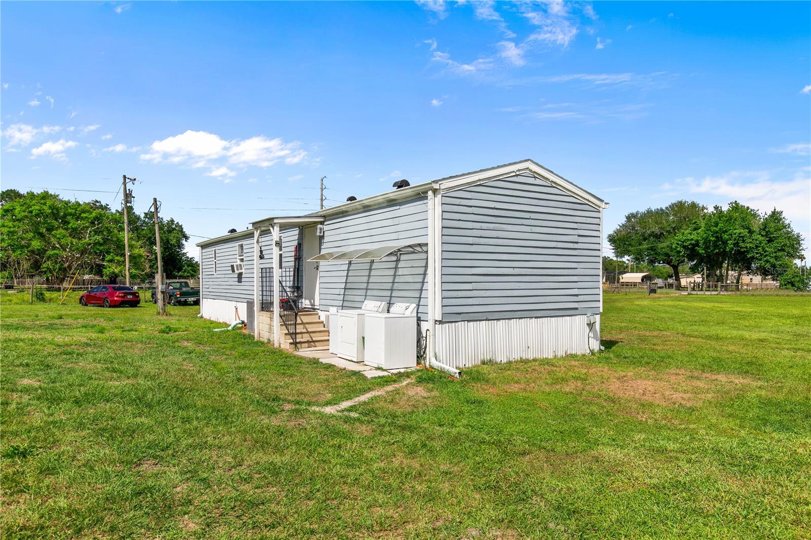 Listing photo id 1 for 3834 Hixon Avenue