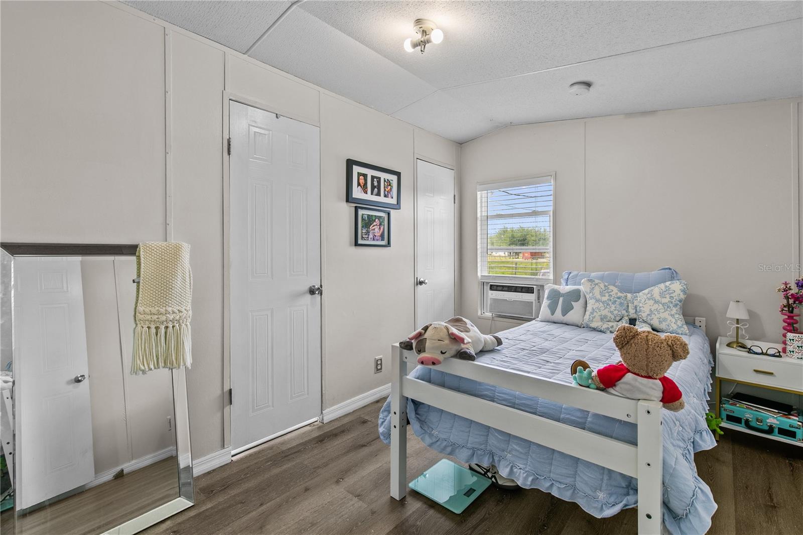 Listing photo id 28 for 3834 Hixon Avenue