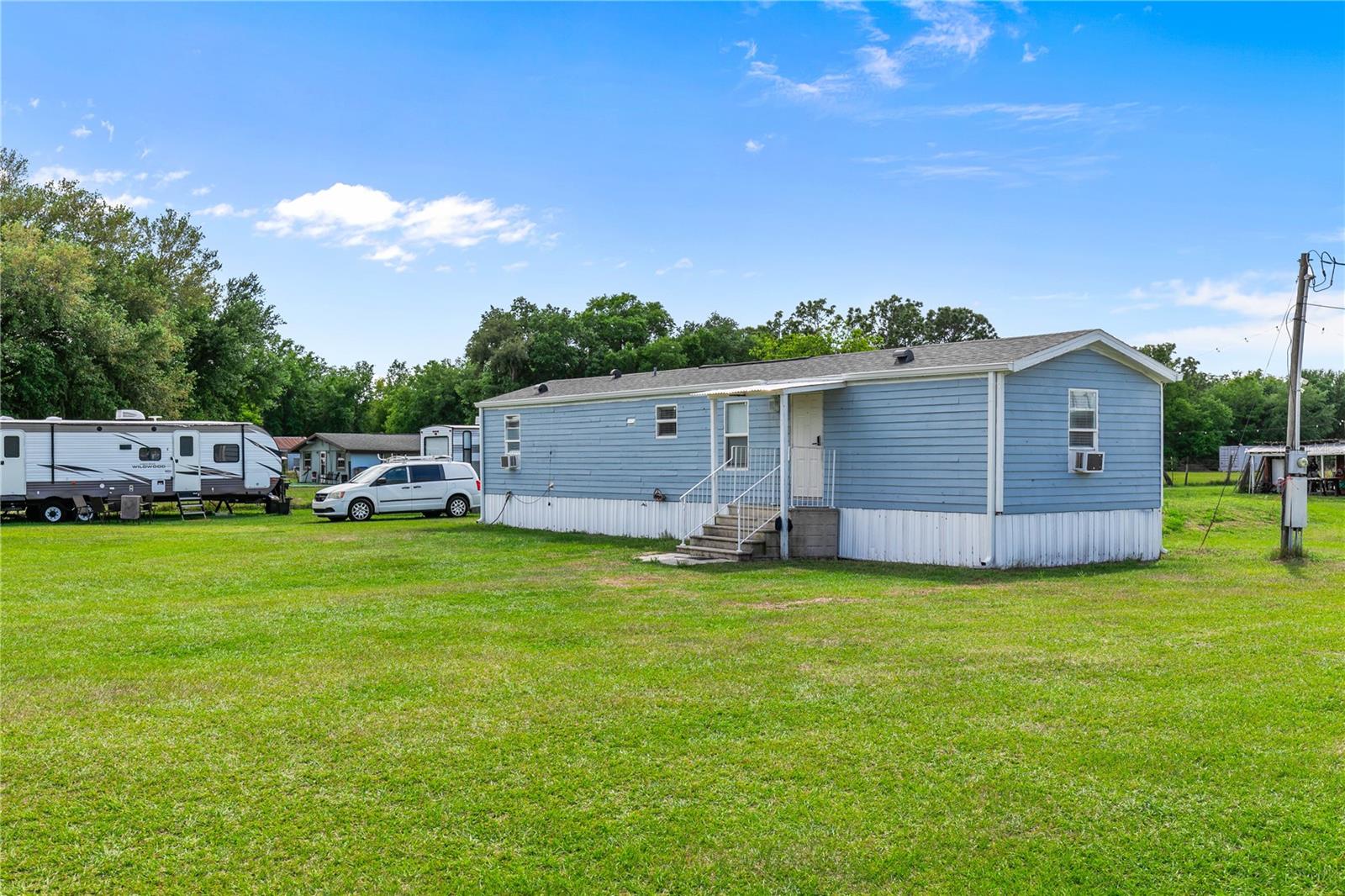 Listing photo id 2 for 3834 Hixon Avenue