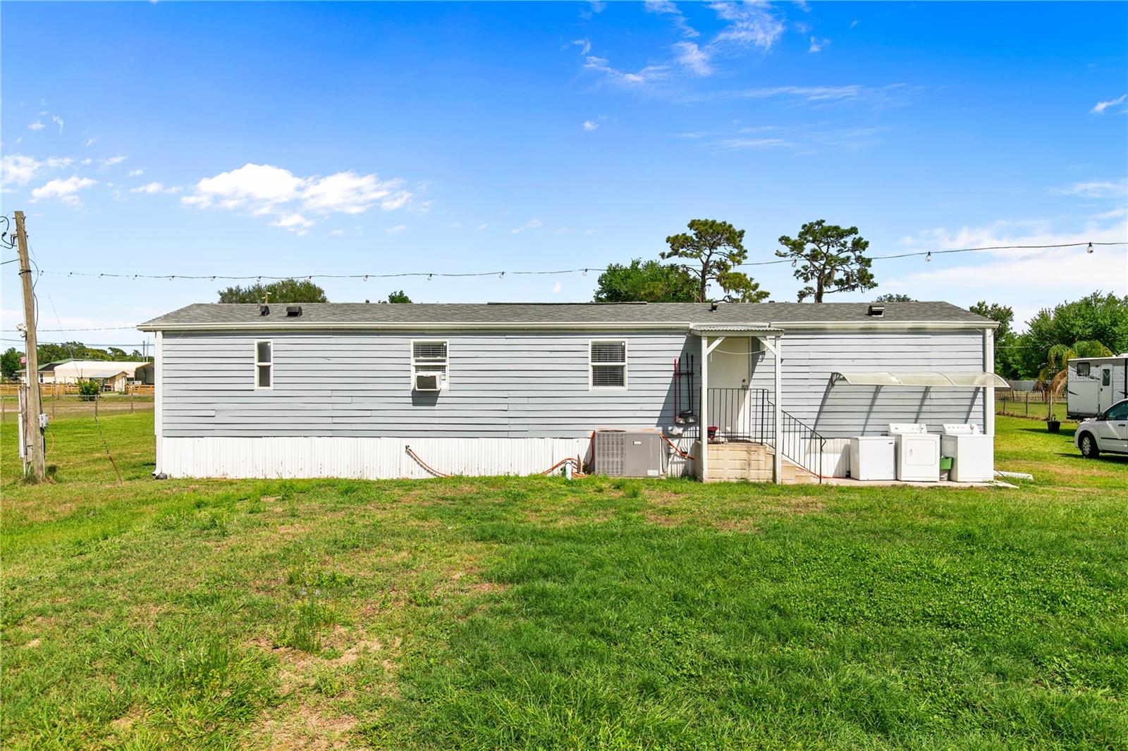 Listing photo id 3 for 3834 Hixon Avenue