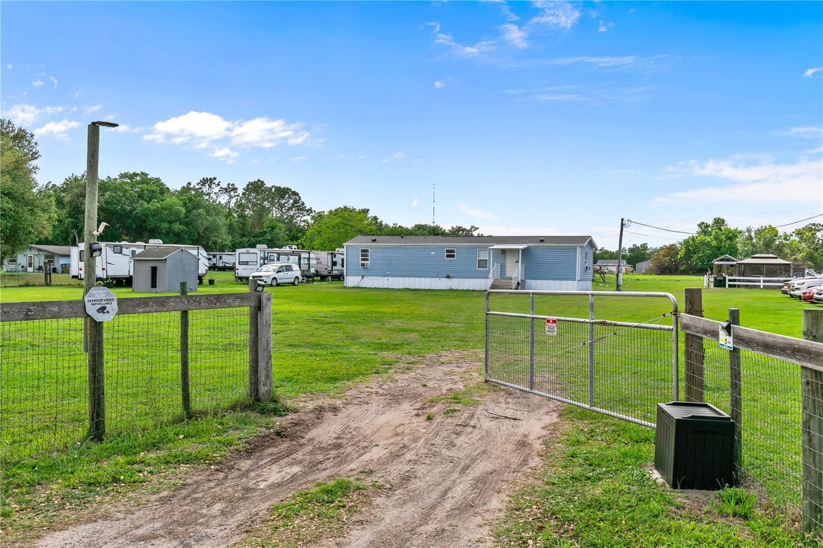 Listing photo id 4 for 3834 Hixon Avenue