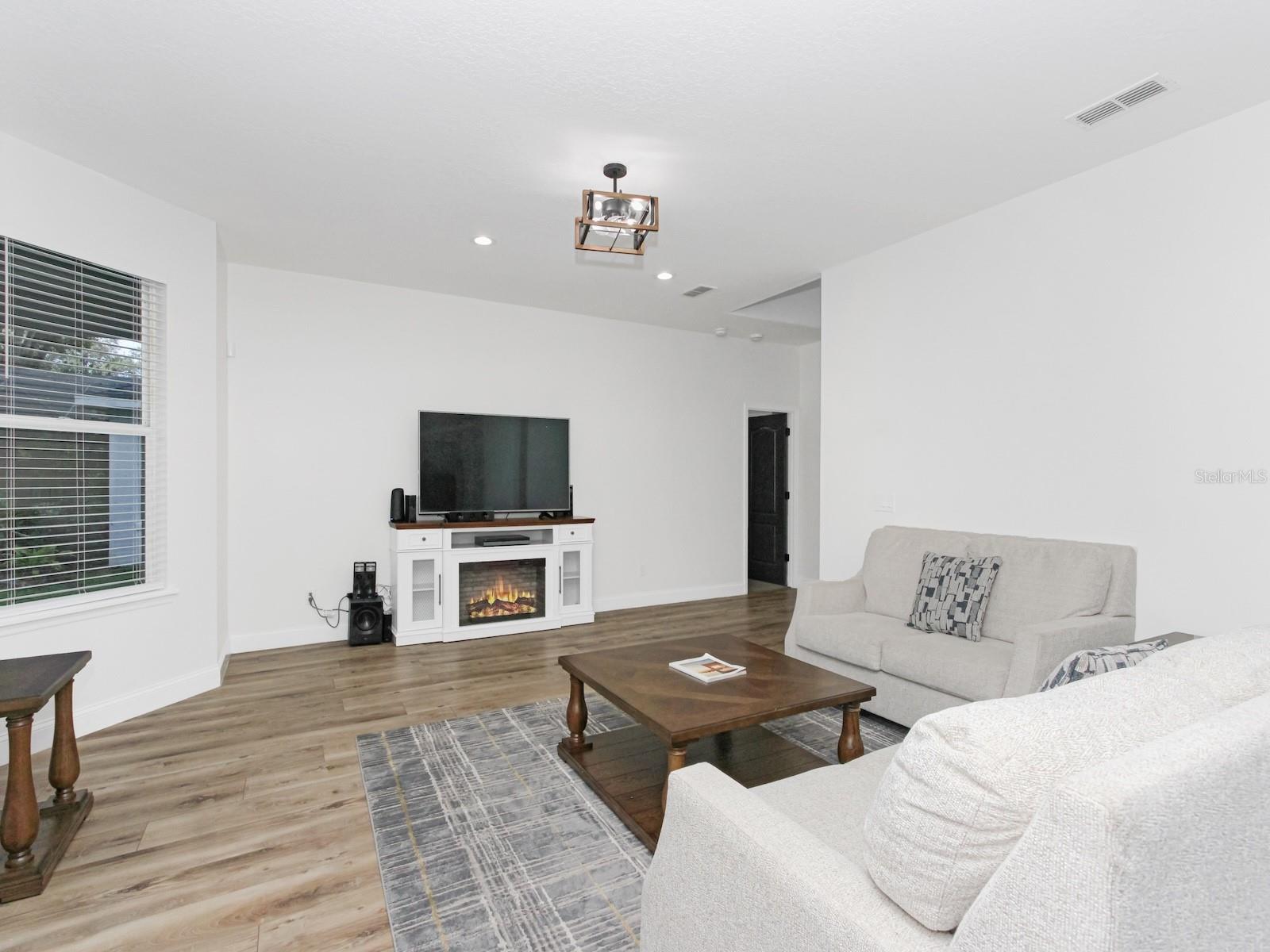 Image 14 of 61 For 687 Statenville Court