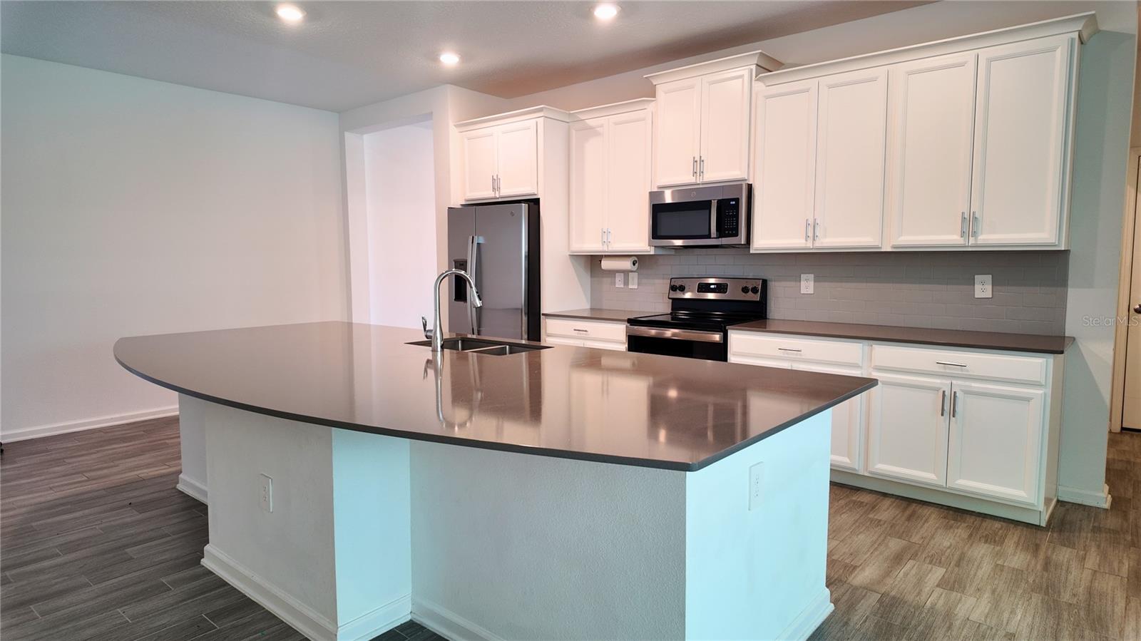 Image 10 of 22 For 6366 Lakepine Street