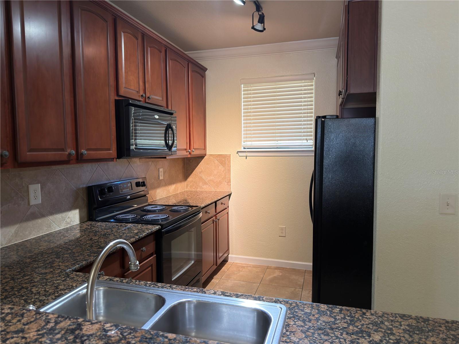 Image 15 of 17 For 902 Charo Parkway 624