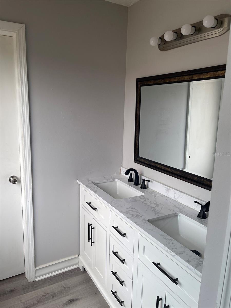 Image 14 of 17 For 425 Blue Jacket Ln