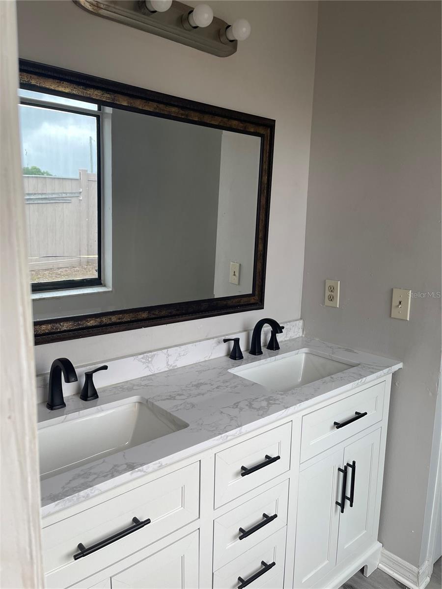 Image 15 of 17 For 425 Blue Jacket Ln